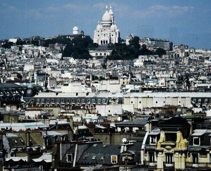 The Sacré-Coeur Basilica ( Basilique du Sacré-Coeur ) on Monmartre Hill in Paris